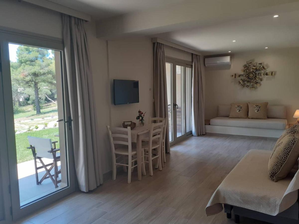 Forest Resort Suites Skiathos ตรูโลส ภายนอก รูปภาพ